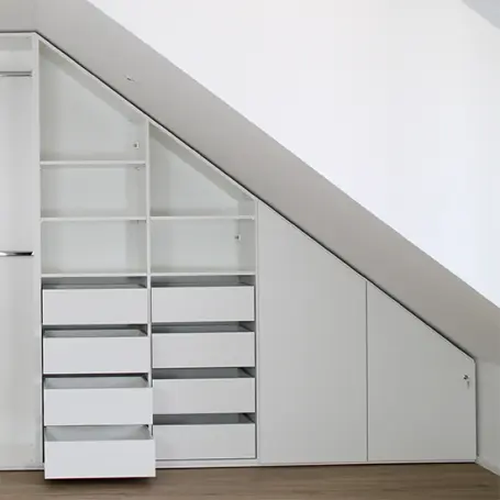 Offener Kleiderschrank für die Dachschräge in weiss
