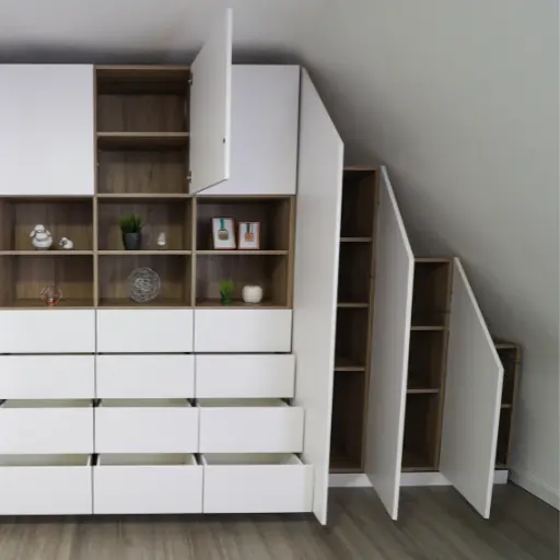 Steiler Dachschrägenschrank geoeffnet