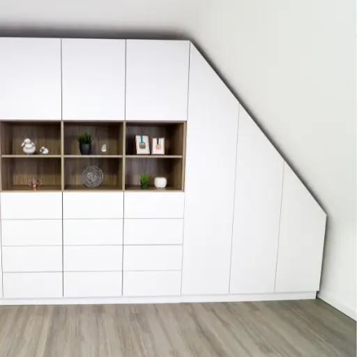 Steiler Dachschrägenschrank geschlossen