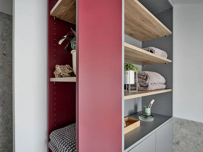 Detailaufnahme von einem Badmöbel in Grau und Rot