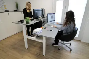 Höhenverstellbarer Schreibtisch