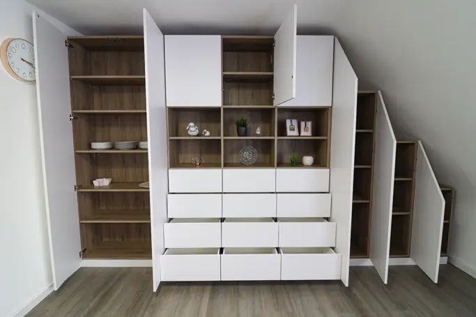 Dachschrägenschrank für das Esszimmer in Holz und Fronten in Weiss.