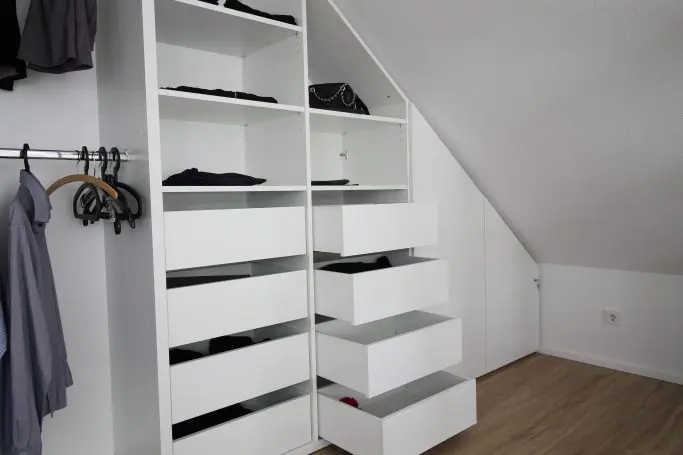Offener Kleiderschrank für die Dachschräge im Profil