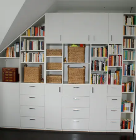 Schrank für Dachschrägen in Weiss als Buecherregal.