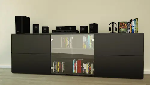 Audio-Möbel in Schwarz mit Front aus Glas im Wohnbereich.