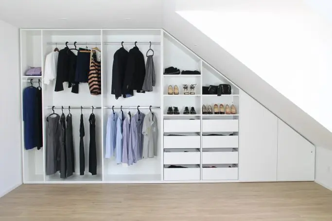 Offener Kleiderschrank für die Dachschräge mit Kleidung