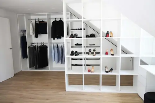 Dachschrägenschrank als begehbarer Kleiderschrank in Weiss.