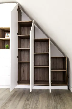 Kombi-Dachschrägenschrank in weiss und Holz als Stufenschrank