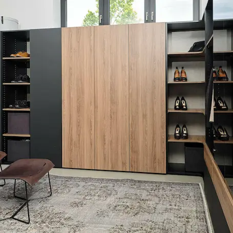 Ankleide in dunklen Farben