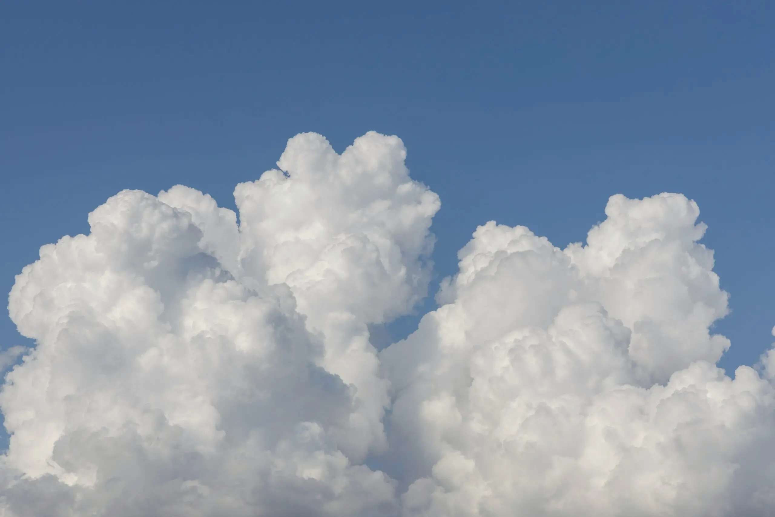 Blauer Himmel mit Wolken