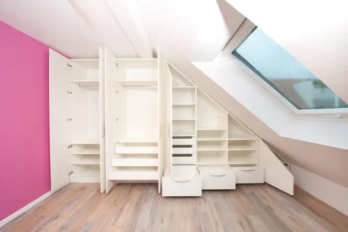 Leerer Dachschrägenschrank geoeffnet
