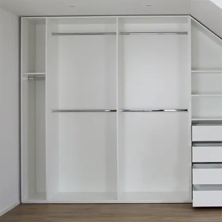Offener Kleiderschank für die Dachschräge mit Kleiderstangen