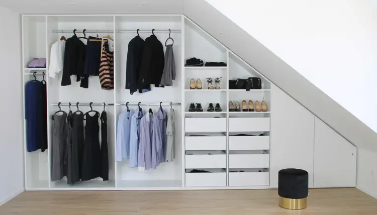 Schrank in der Dachschräge in Weiss mit Bekleidung.