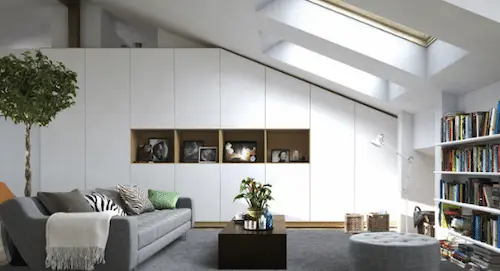 Dachschrägenschrank in Weiss mit Einschub im Wohnbereich.