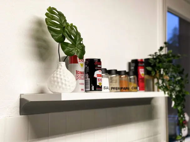 Wandboard in der Kueche für Gewuerze