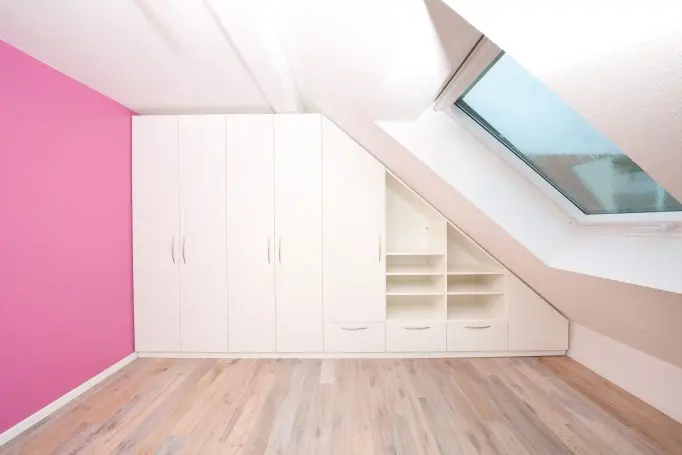Leerer Dachschrägenschrank geschlossen