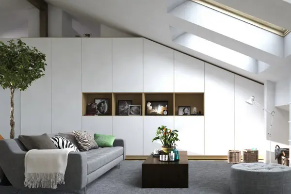 Dachschrägenschrank im Wohnzimmer in Holz und Fronten in Weiss.