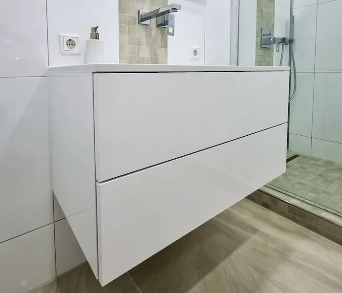 Waschtischunterschrank in Weiß mit Waschbecken im Badezimmer.