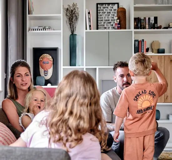 Familie vor einem maßgefertigten Regal