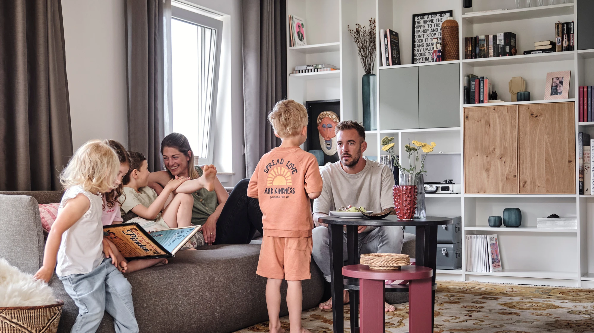 Regal nach Maß im Wohnzimmer mit Familie