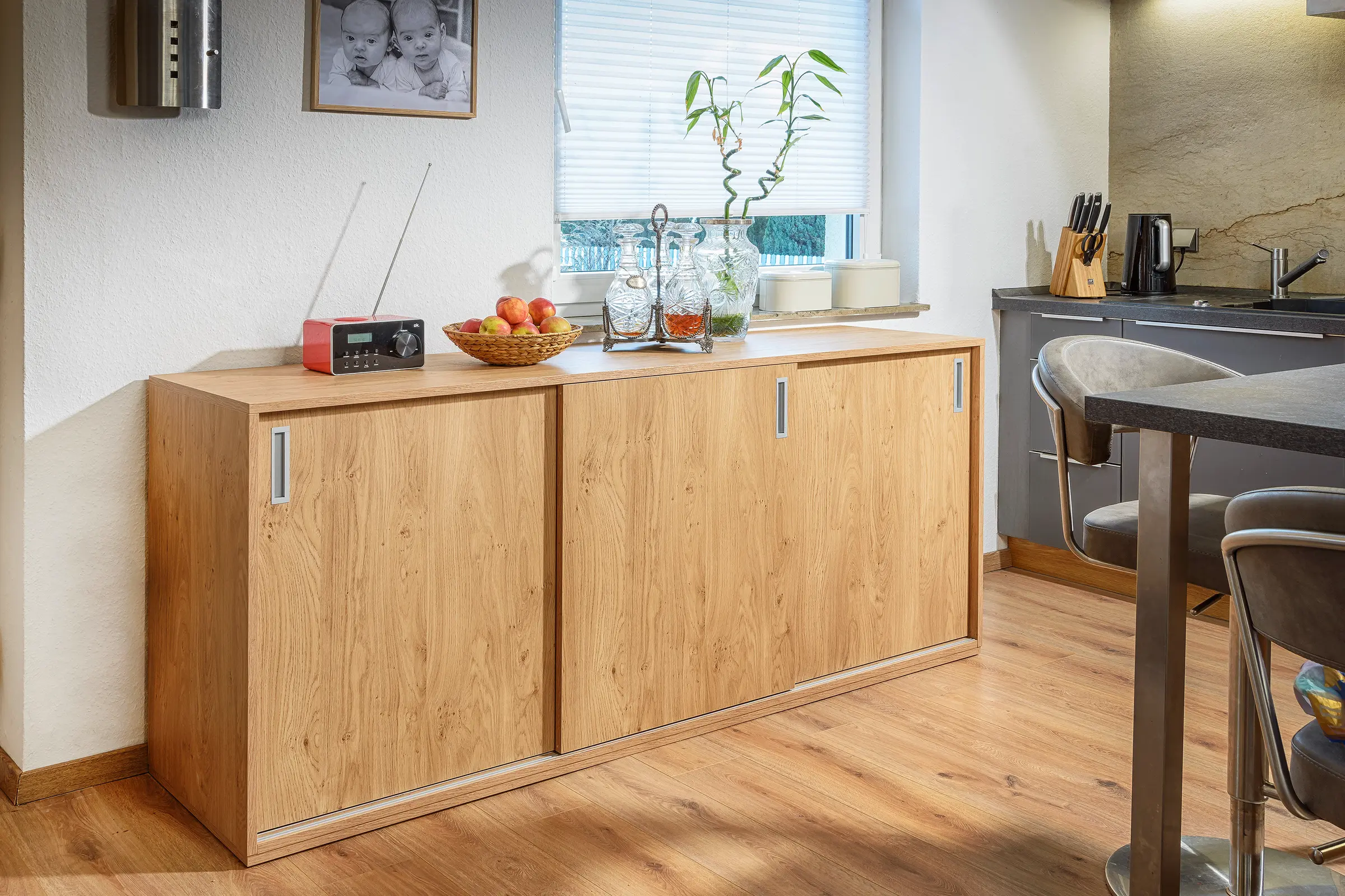 Sideboard mit Schiebetür in roasted seasam