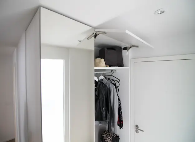 Garderobe mit Push-to-Open und Klappe