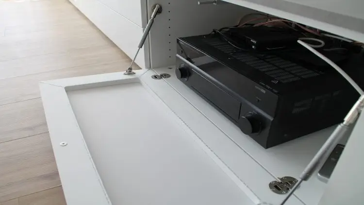Lowboard in Weiß mit Akustikstoff Detail Klappe