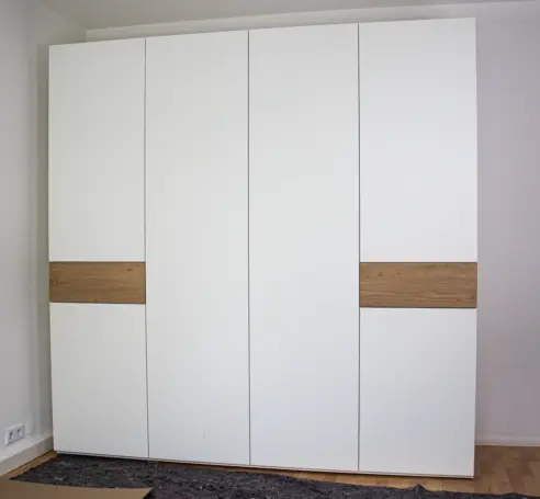 Kleiderschrank in weiss und Holz