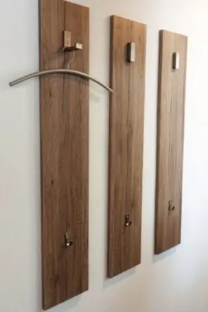 Schlichte Garderobe in Holz aus Einzelteilen