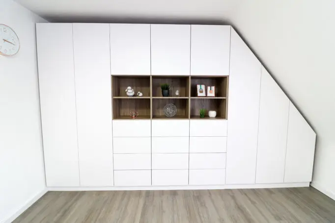 Kombi-Dachschraegenschrank in weiss und Holz