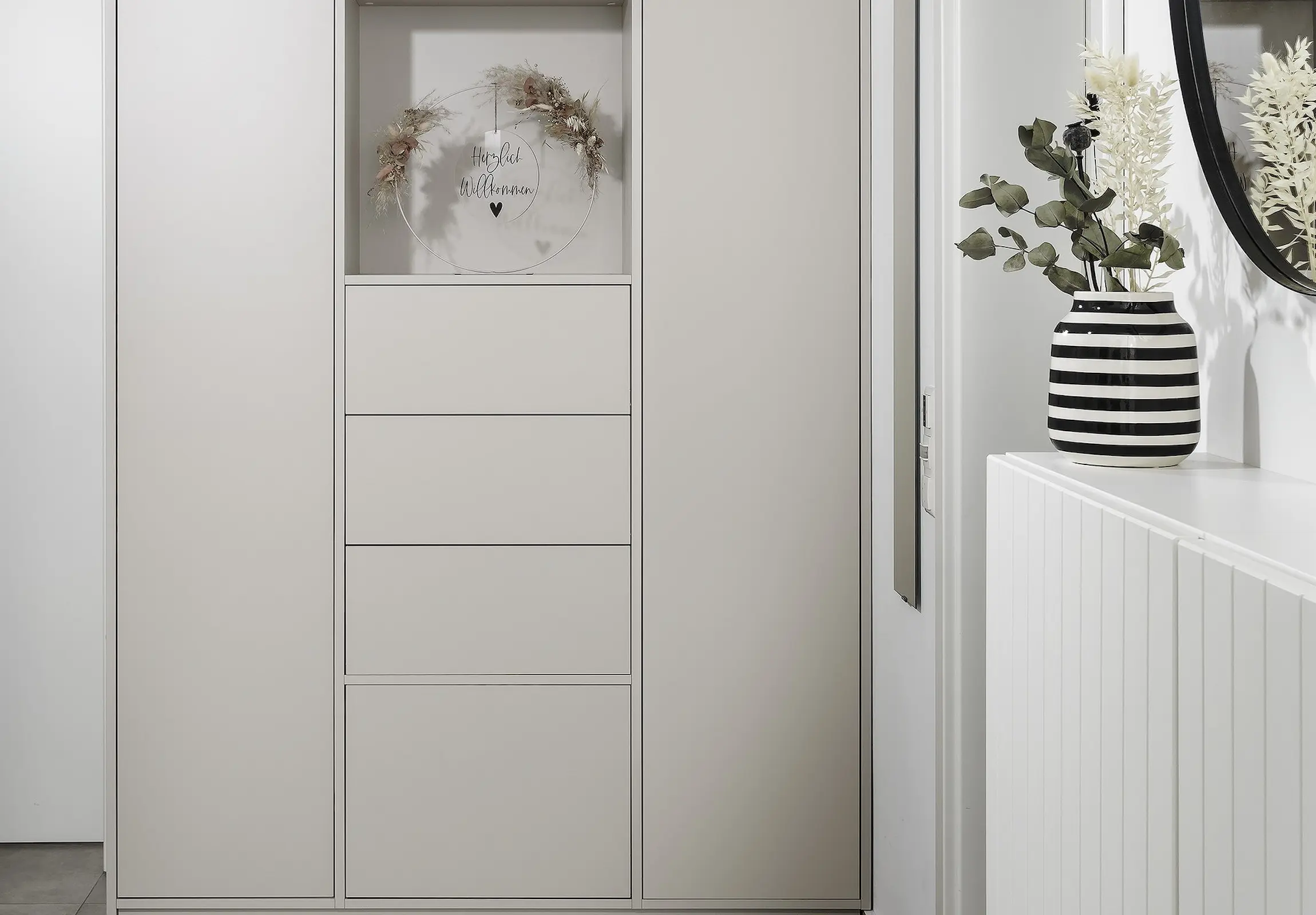 Garderobe mit Dekoration 