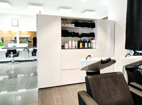 Weisser Farbschrank fuer Friseursalon