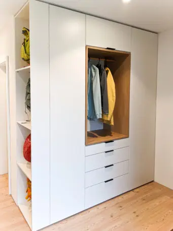 Garderobe in Weiß mit Holz-Einschub