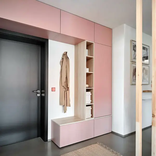 Tuerumbau für die Garderobe in Rosa.