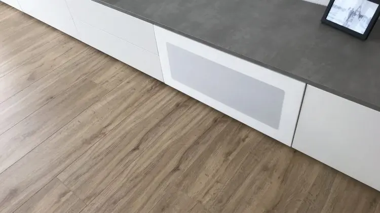 Lowboard in Weiß mit Akustikstoff Detail Klappenausschnitt