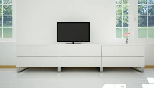 TV-Sideboard in Weiss mit Dekoration im Wohnzimmer.