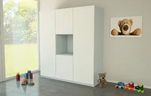 Kleiderschrank in Weiss im Kinderzimmer mit Spielzeug und Baerenbild.