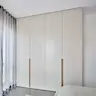 Eleganter Kleiderschrank mit Holzgriffleisten.