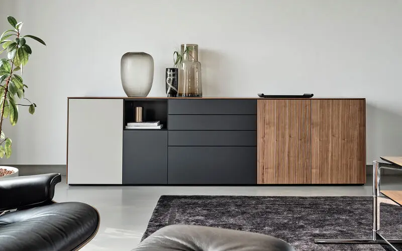 Sideboard mit Vasen und Dekoration.