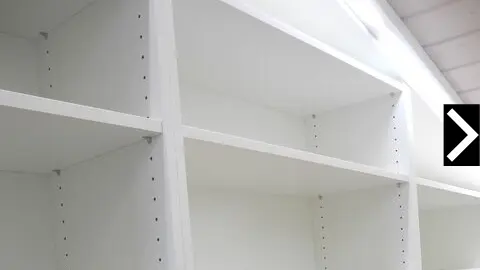 Nahaufnahme eines Regals mit durchgehender Lochreihe