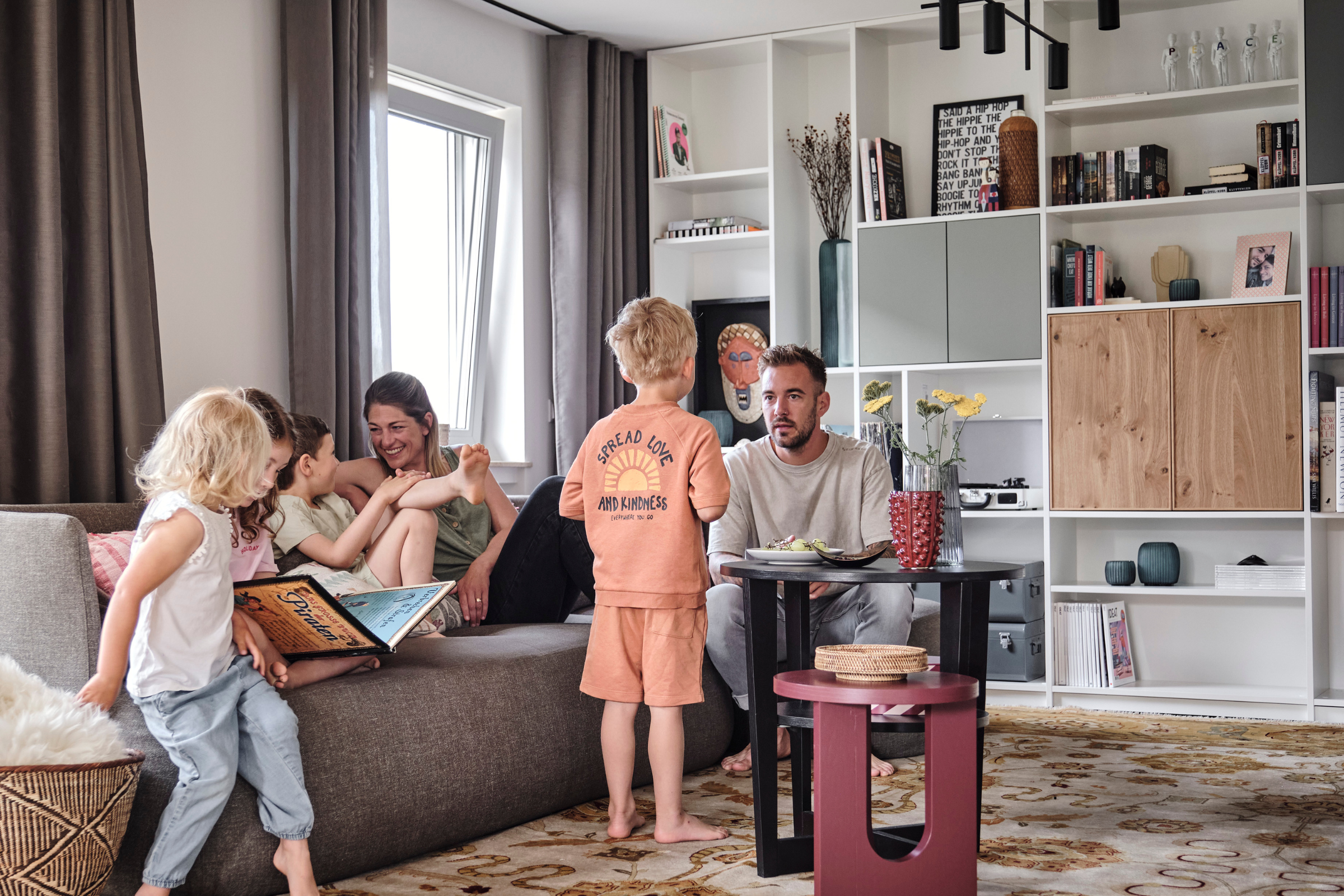 Regal nach Maß im Wohnzimmer mit Familie