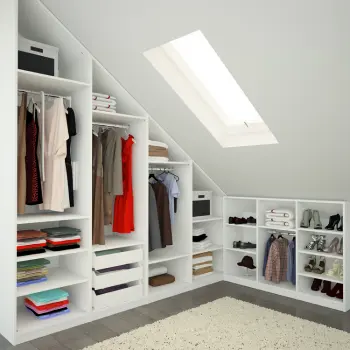 offener Kleiderschrank unterm Dach