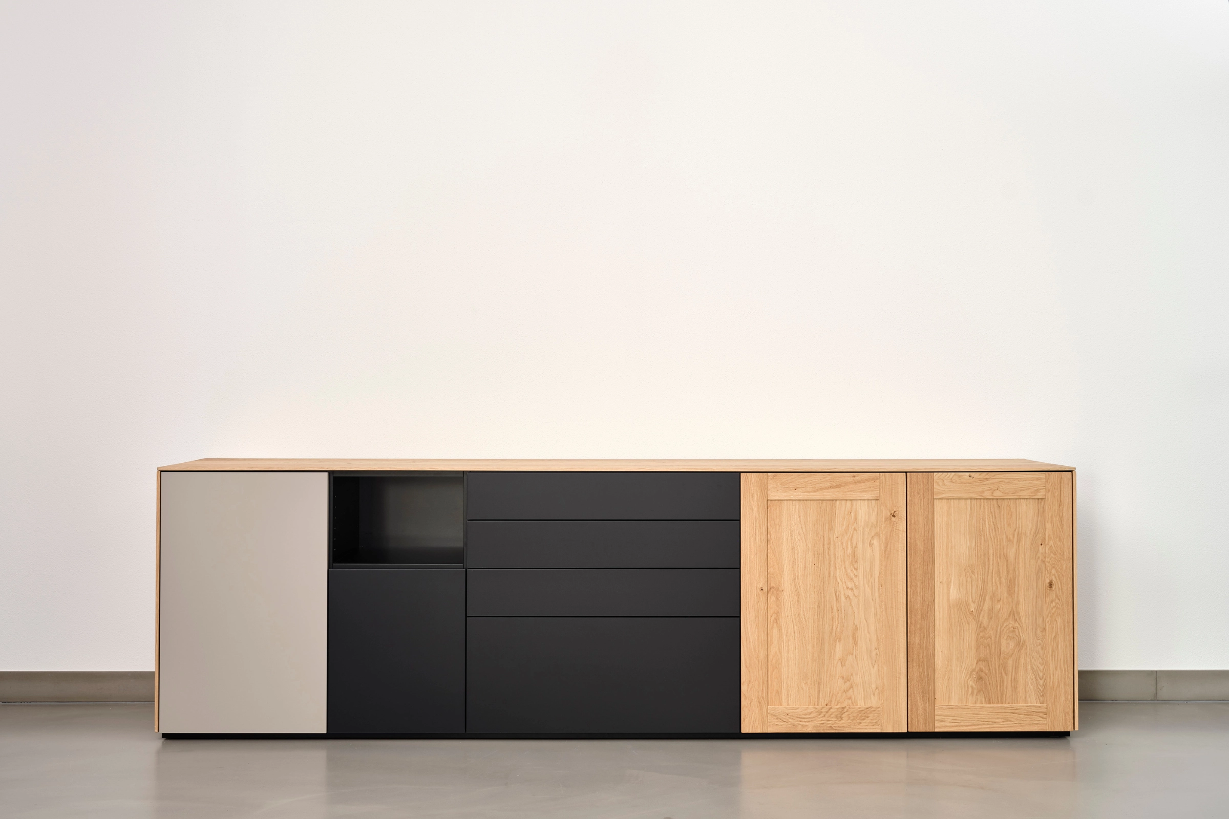 Sideboard mit Eichen Elementen