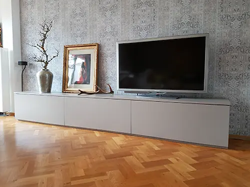 Sideboard in Kaschmir mit TV und Dekoration im Wohnbereich.