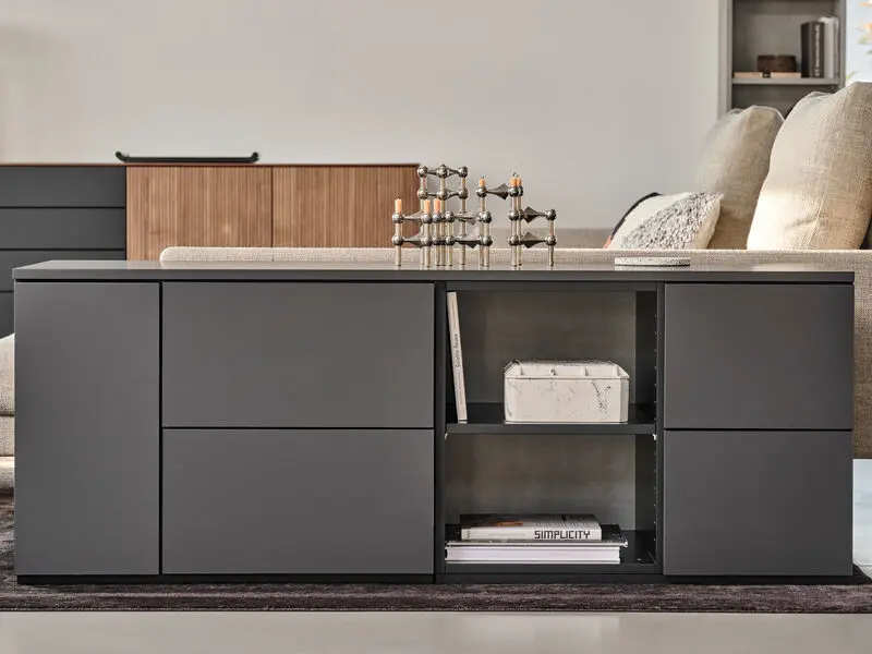 Schwarzes Sideboard im Wohnbereich mit Dekoration.