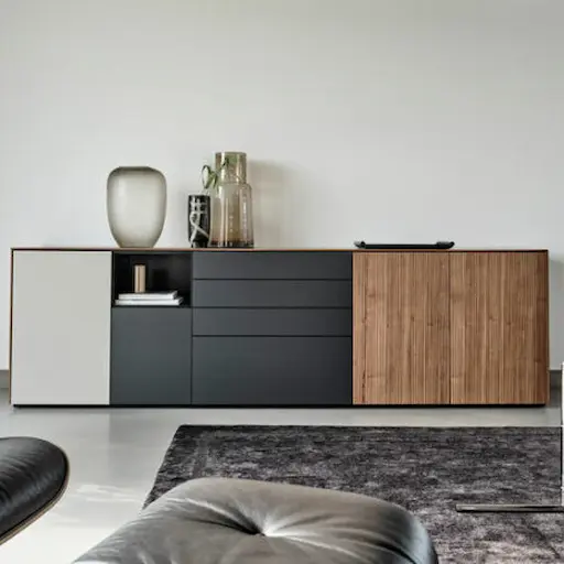 Sideboard in Schwarz und Fronten aus Holz und Dekoration.