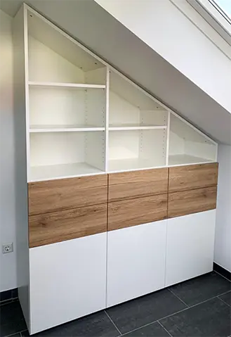 Dachschraegenschrank in Weiss mit Holz-Front.