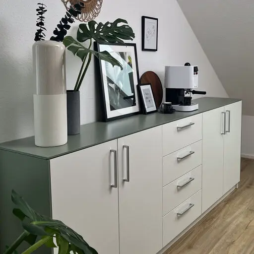 Weisses Sideboard mit gruener Abdeckplatte thin.