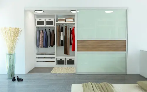 Kleiderschrank hinter Trennwand aus Glass in Weiss.