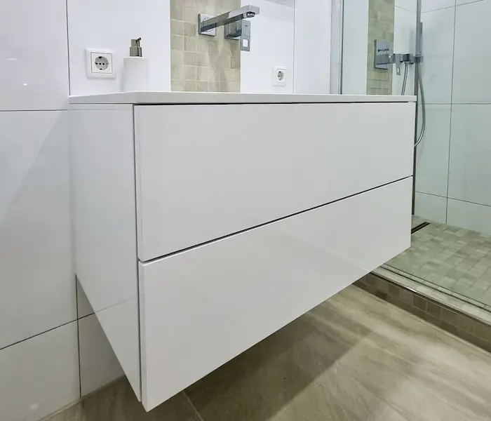Waschtischunterschrank in Weiß mit Waschbecken im Badezimmer. 